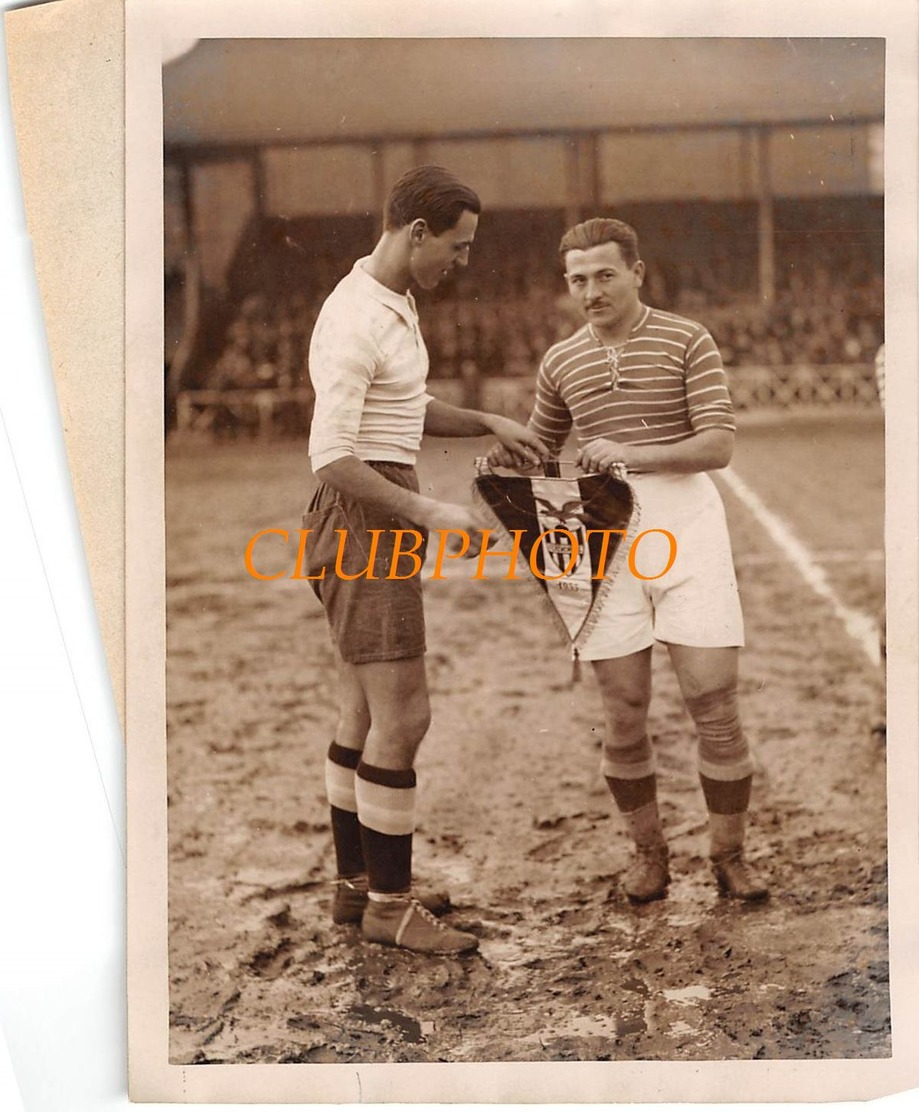 GRANDE PHOTO : FOOTBALL -1933- SAINT OUEN - RACING CLUB DE PARIS CONTRE FERENCVAROS  - LES CAPITAINES - FOOT SOCCER - Sports