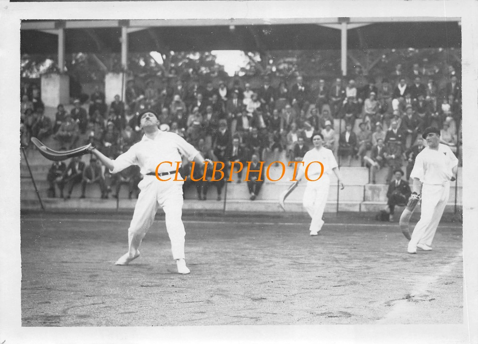 GRANDE PHOTO : PELOTE BASQUE - A PARIS - LE DEPUTE PRET A RECEVOIR LA BALLE - AGENCE TRAMPUS - Sports