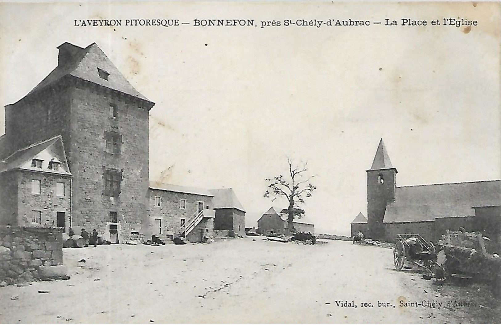 12, Aveyron, BONNEFON, Près St-Chély-d'Aubrac - La Place Et L'Eglise, Scan Recto Verso - Autres & Non Classés