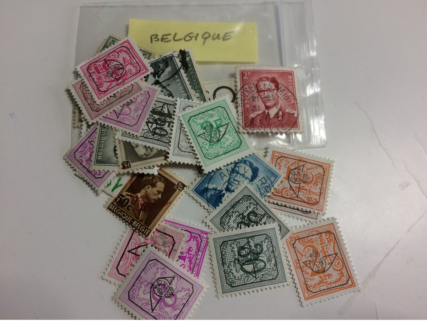 Lot timbres oblitérés + neufs +surcharge Pays Monde plusieurs centaines voir photos