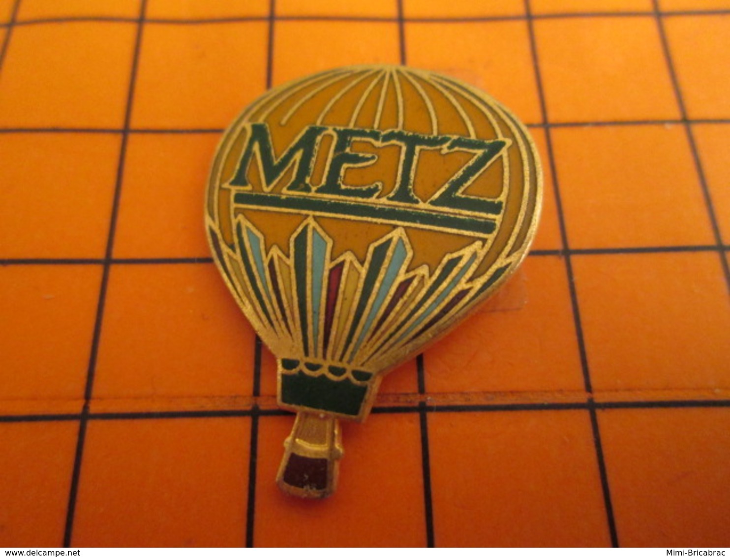 0220 Pin's Pins / Beau Et Rare  / THEME MONTGOLFIERES / BALLON LIBRE MULTICOLORE METZ - Montgolfières