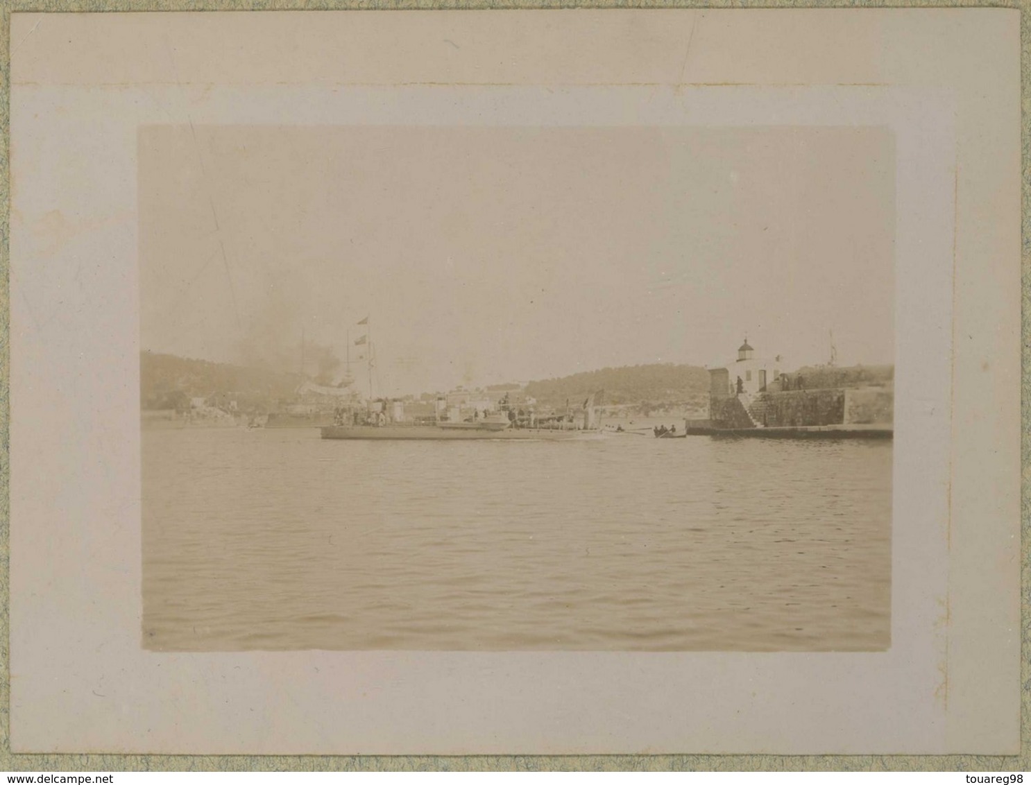 Tirage Circa 1900. Villefranche-sur-Mer (Alpes-Maritimes). Un Torpilleur De L'escadre Rentrant Au Port. Bateau De Guerre - Lieux