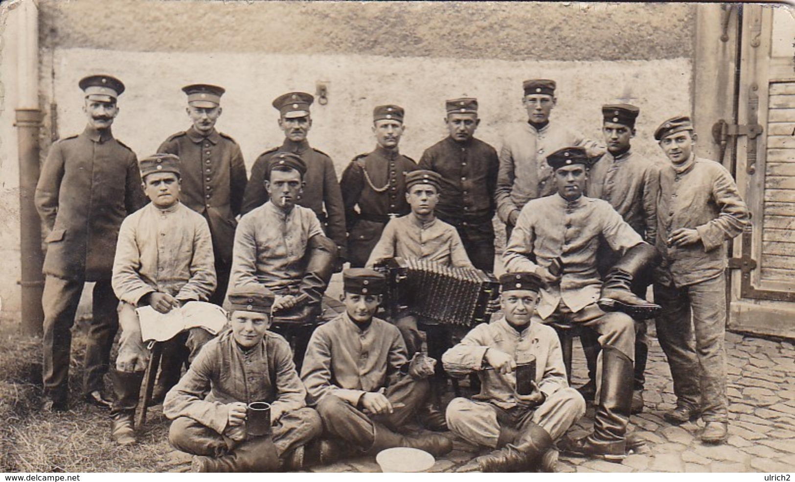 AK Foto Deutsche Soldaten Mit Putzzeug, Brot, Kaffeetasse, Ziehharmonika - 1917 (46794) - Guerra 1914-18