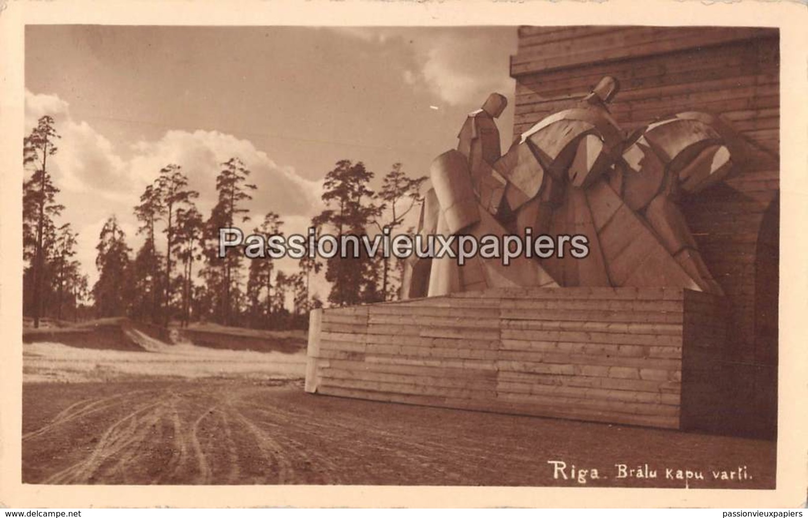 CARTE PHOTO RIGA BRALU KAPU VARTI  Années 20 ?  (RPPC) - Letonia