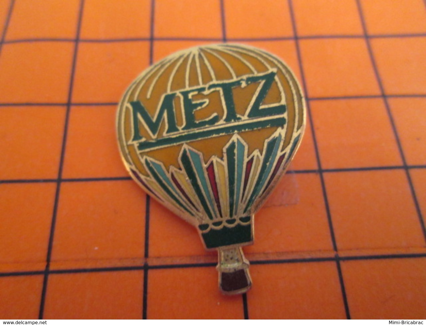 2719 Pin's Pins / Beau Et Rare  / THEME MONTGOLFIERES / SUPERBE BALLON LIBRE MULTICOLORE METZ - Montgolfières