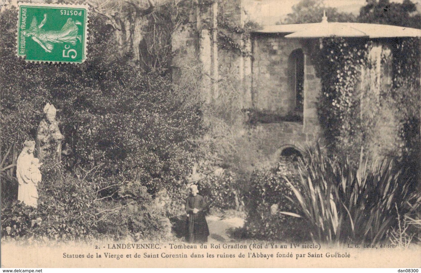 29 LANDEVENNEC TOMBEAU DU ROI GRADLON STATUES DE LA VIERGE ET DE SAINT CORENTIN DANS LES RUINES DE L'ABBAYE - Landévennec