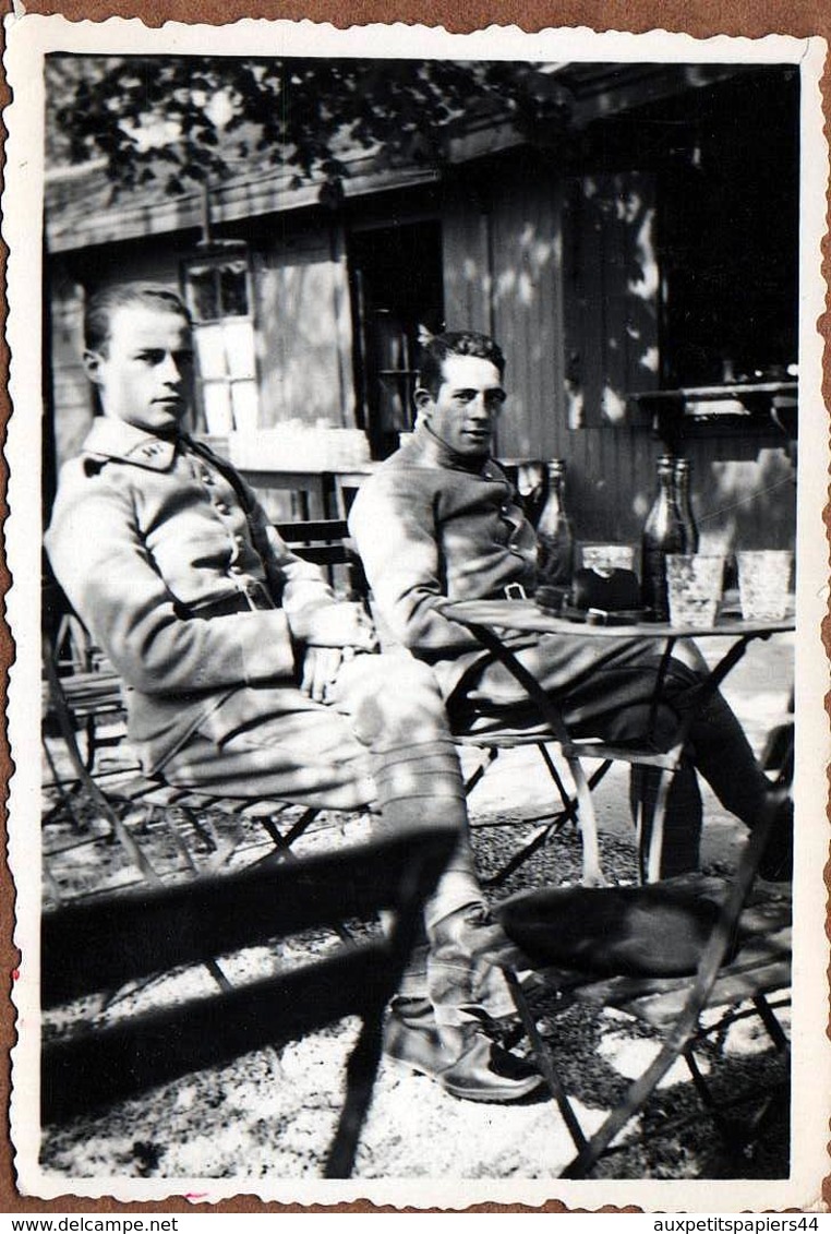 Photo Originale Guerre 1939/45 - Portrait De 2 Soldats Français Buvant En Terrasse Vers 1939/40 - War, Military