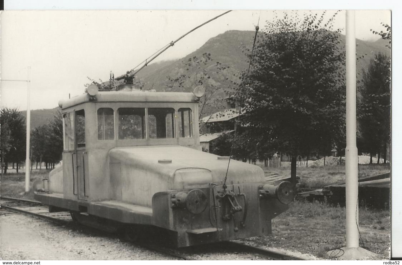 Photo - Locomotive à Identifier  - Thème Chemin De Fer - Train   - Gros Plan - Trains