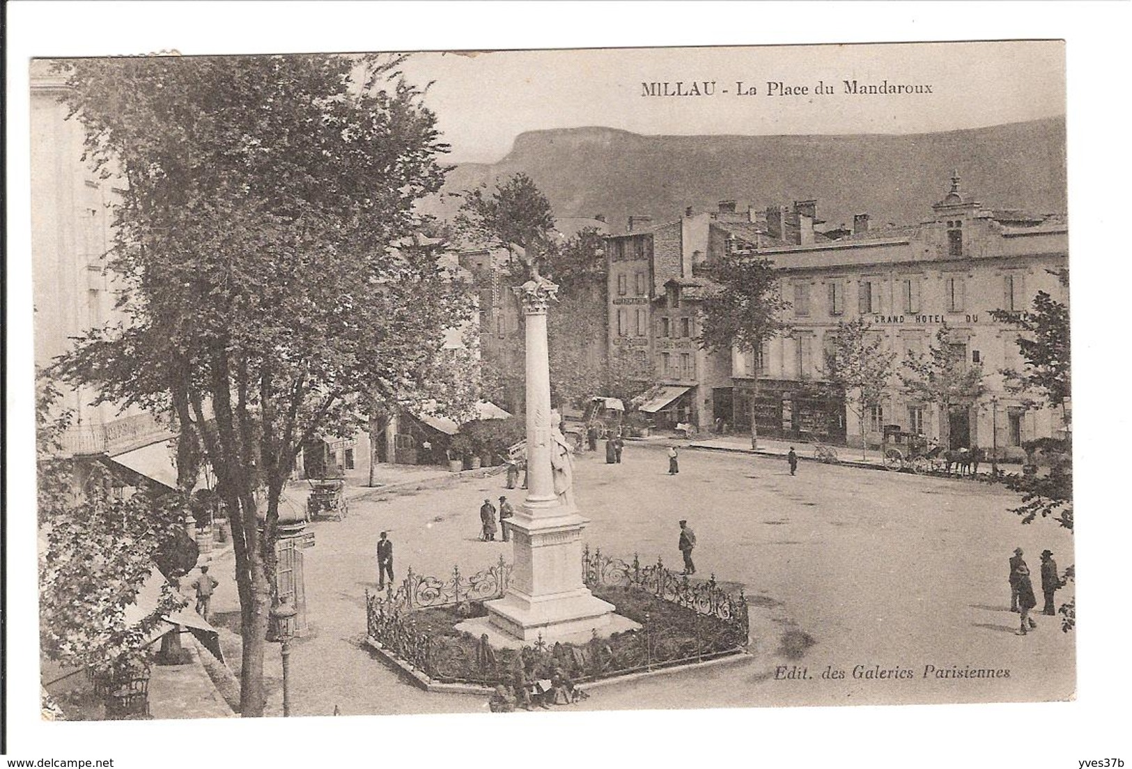 MILLAU - La Place Du Mandaroux - Millau