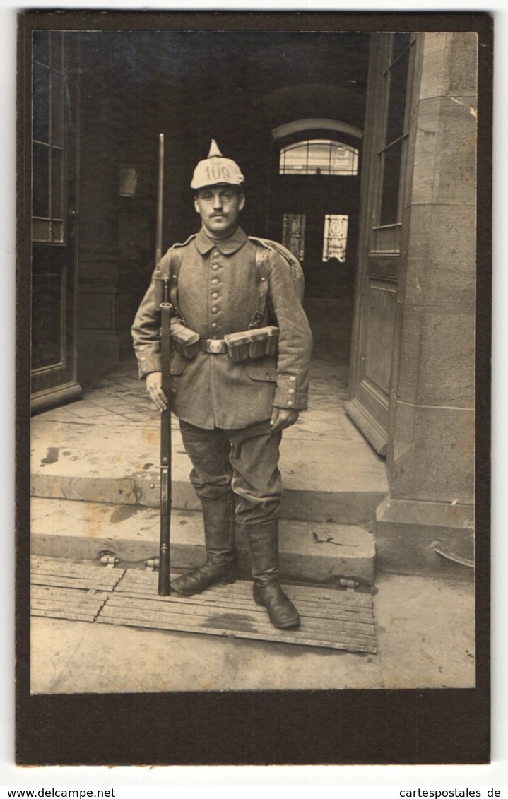 Fotografie Unbekannter Fotograf Und Ort, Portrait Feldgrauer Mit Pickelhaube-Überzug L 109 Und Aufgepflanztem Bajonett - Krieg, Militär