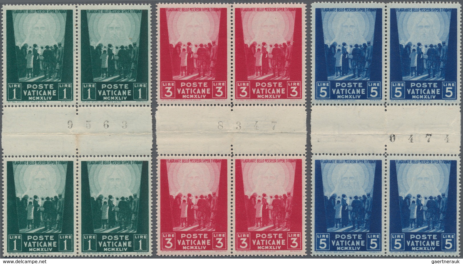 Vatikan: 1945. Opfer Des Krieges, 3 Werte Im Viererblock Mit Senkrechten Zwischenstegen Zwischen Den - Unused Stamps