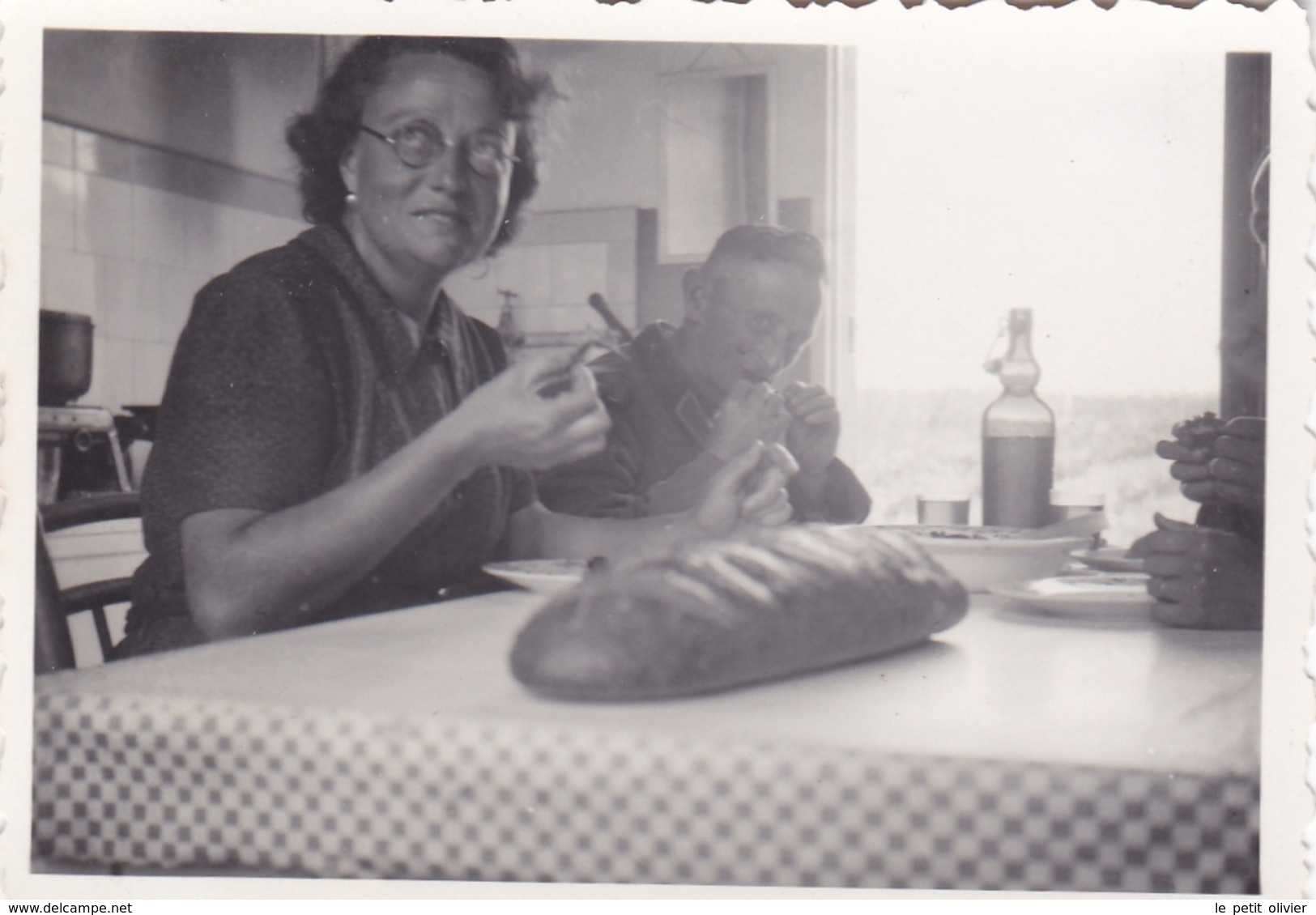 PHOTO ORIGINALE 39 / 45 WW2 WEHRMACHT FRANCE LOIRE ATLANTIQUE SOLDAT ALLEMAND AVEC UNE FEMME A LA CUISINE LA BAULE - Guerre, Militaire