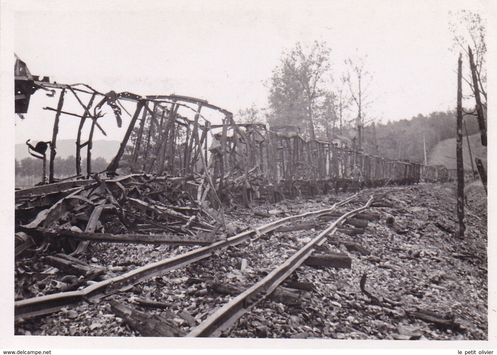 PHOTO ORIGINALE 39 / 45 WW2 WEHRMACHT FRANCE MONTCORNET UN CONVOI BRULE SUR LA VOIE FERRÉE - Krieg, Militär