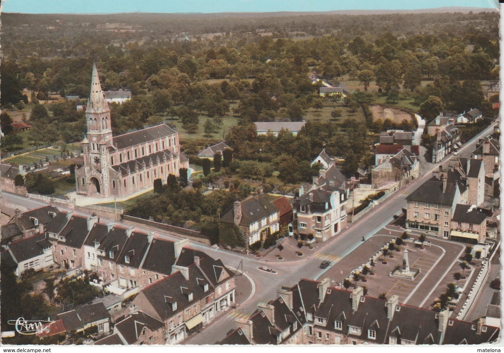 MANCHE BARENTON LE CENTRE ET L'EGLISE VUE AERIENNE - Barenton