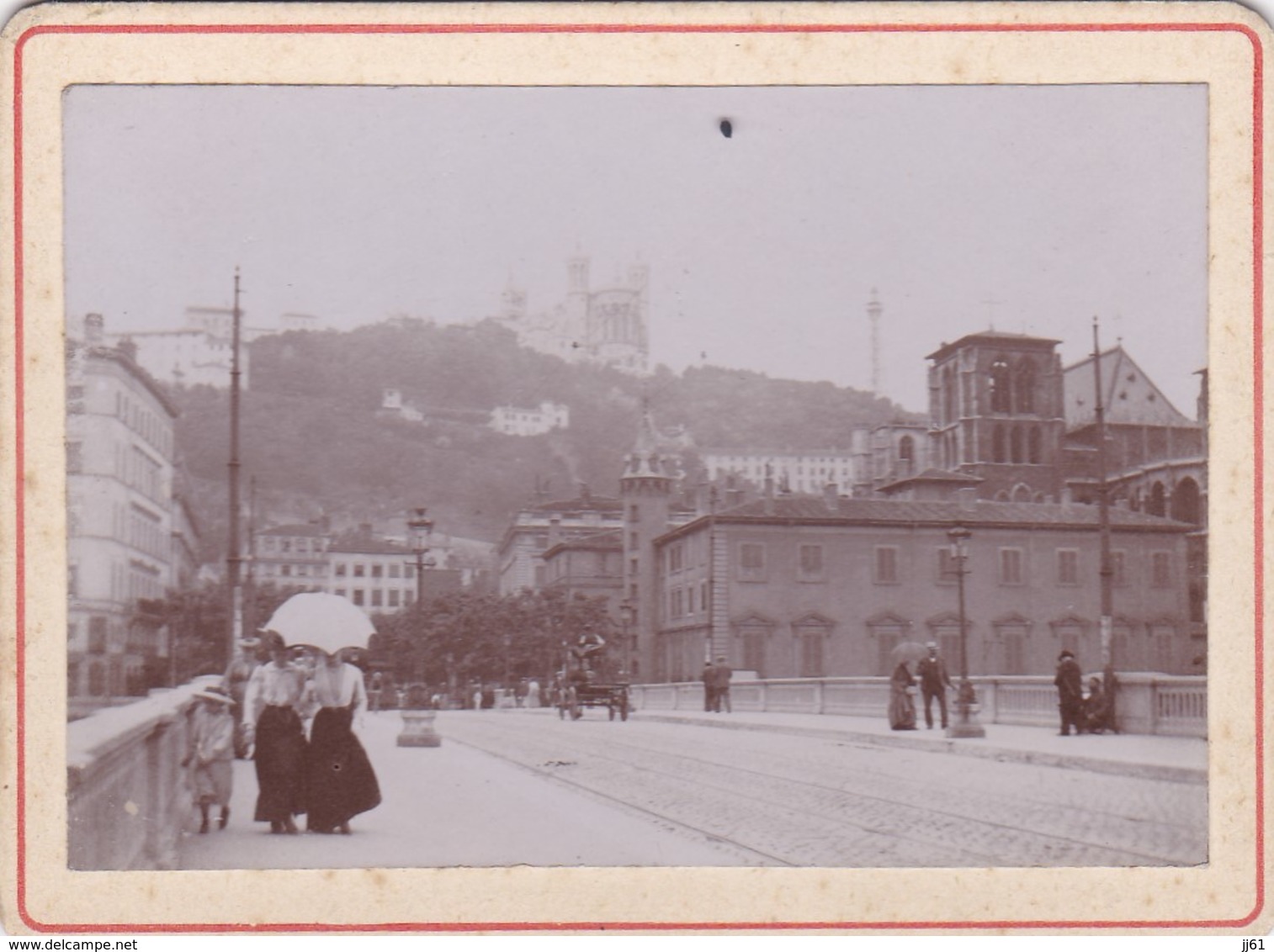 LYON NOTRE DAME DE FOURVIERES PETIT PHOTO CARTONNEE EPAIS DIMENS 7 CM X 9.5 CM FEMMES AVEC OMBRELLE ANNEE 1900 - Autres & Non Classés