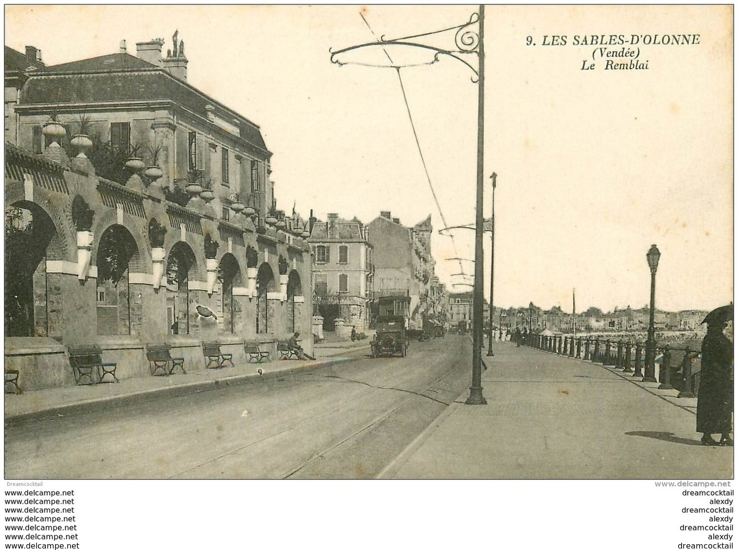 85 LES SABLES D'OLONNE. Le Remblai Avec Voiture Tacot - Sables D'Olonne