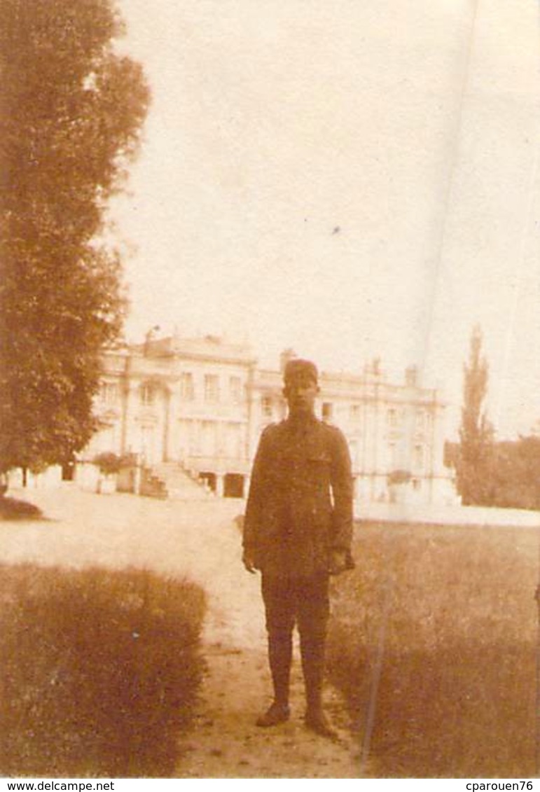 Militaire 1914 1918  Ww1  Soldat Poilu Devant Un Château à Identifier Première Guerre Mondiale - Guerre, Militaire