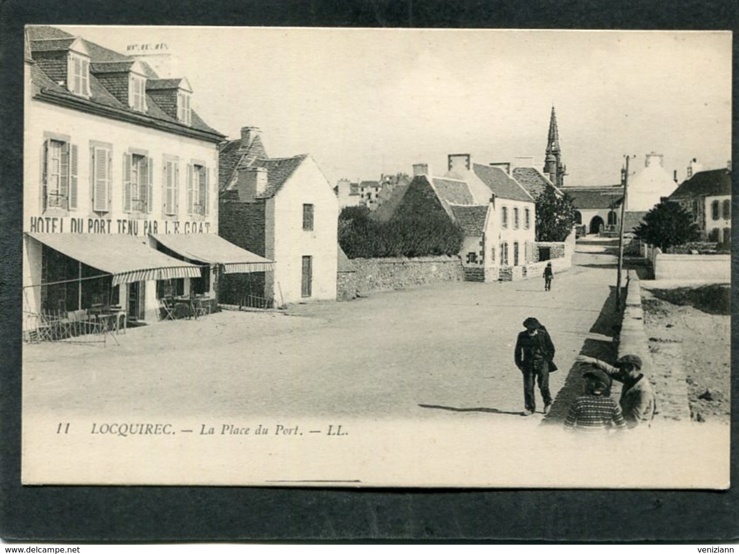 CPA - LOCQUIREC - La Place Du Port, Animé - Locquirec