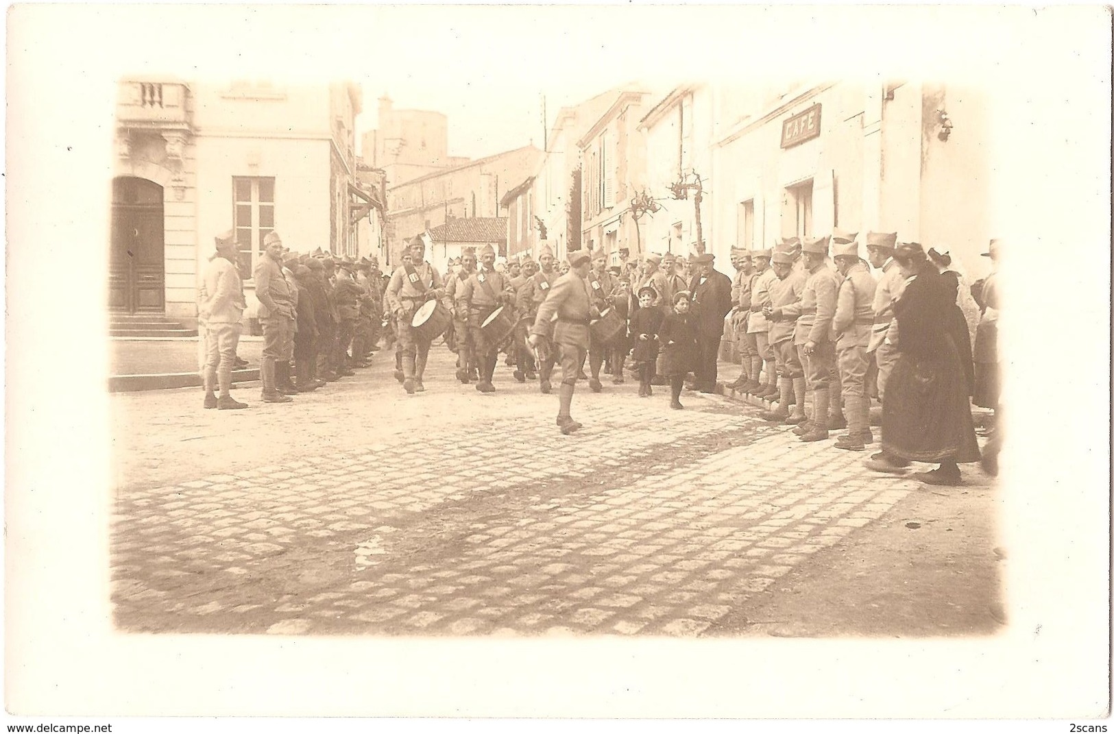 Dépt 17 - THAIRÉ-D'AUNIS (rue Jean Coyttar) - CARTE-PHOTO Défilé Militaire Près De La Mairie - (environs De La Jarrie) - Sonstige & Ohne Zuordnung