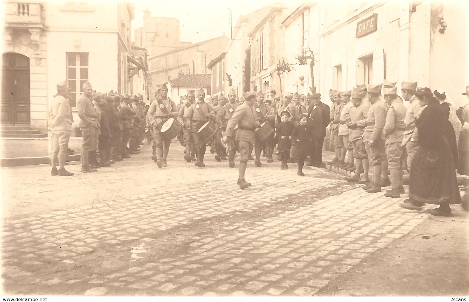 Dépt 17 - THAIRÉ-D'AUNIS (rue Jean Coyttar) - CARTE-PHOTO Défilé Militaire Près De La Mairie - (environs De La Jarrie) - Sonstige & Ohne Zuordnung