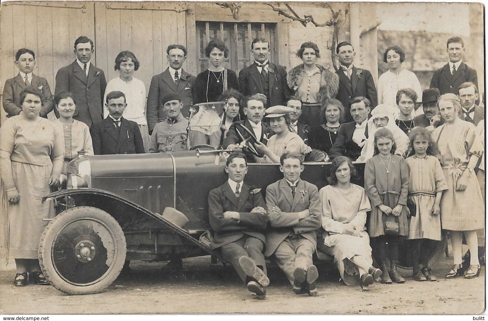 CARTE PHOTO - Hommes - Femmes - Enfants - Voiture - Lieu à Déterminer - Photographie