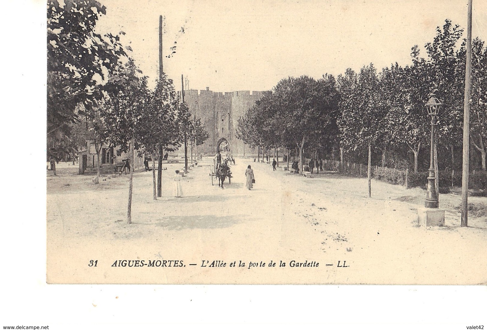 30 AIGUES MORTES L ALLÉE DE LA PORTE DE LA GARDETTE - Aigues-Mortes