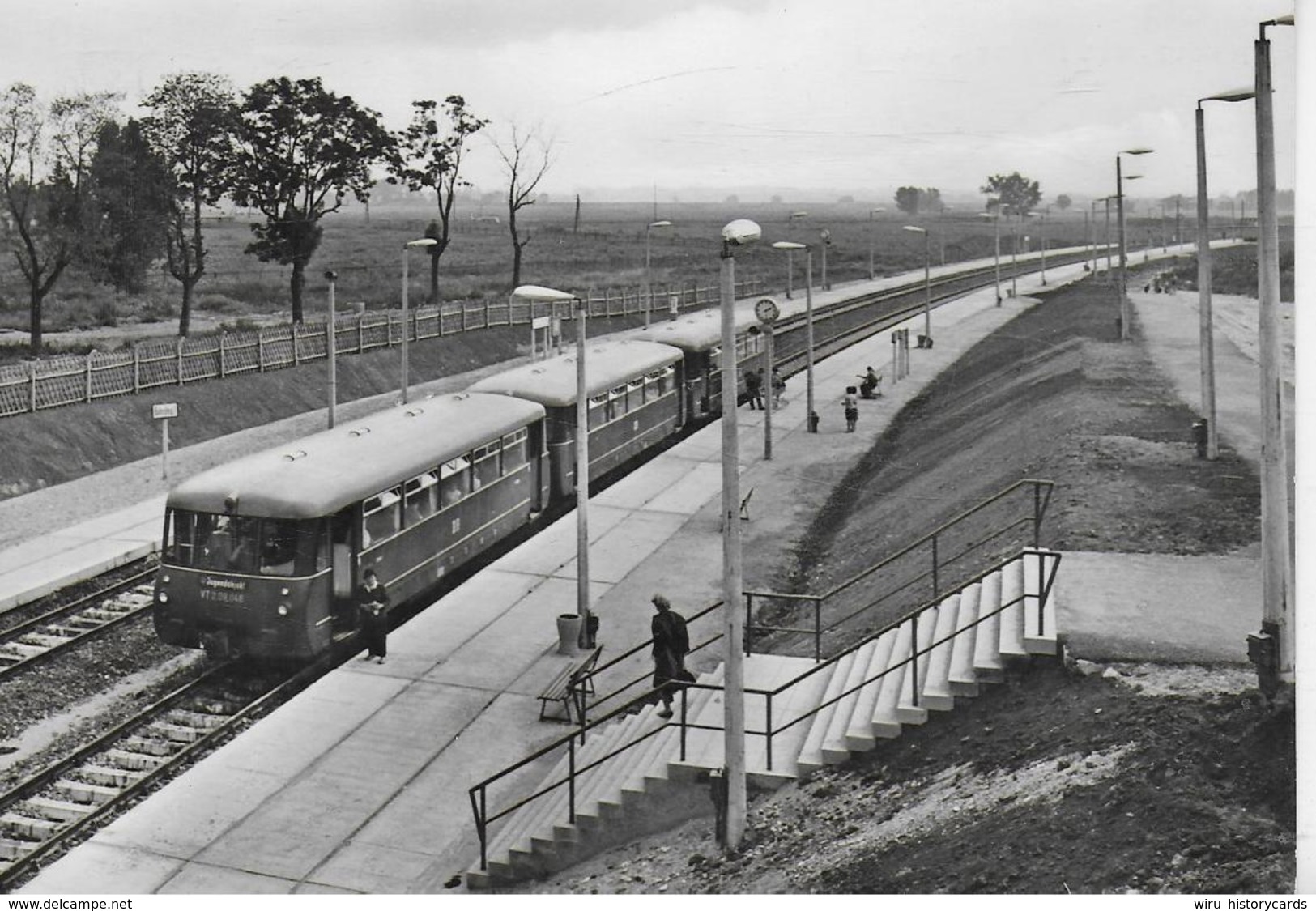 AK 0412  Halle-Neustadt - Bahnhof / Ostalgie , DDR Um 1968 - Bahnhöfe Mit Zügen