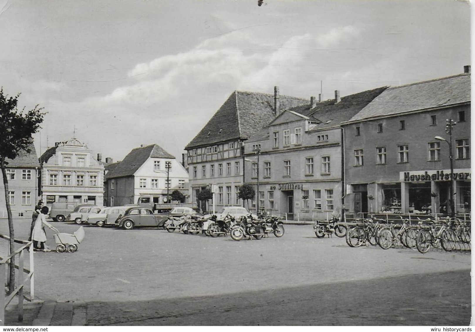 AK 0412  Ueckermünde - Karl-Marx-Platz ( Motorräder , Autos ) / Ostalgie , DDR Um 1966 - Motorräder