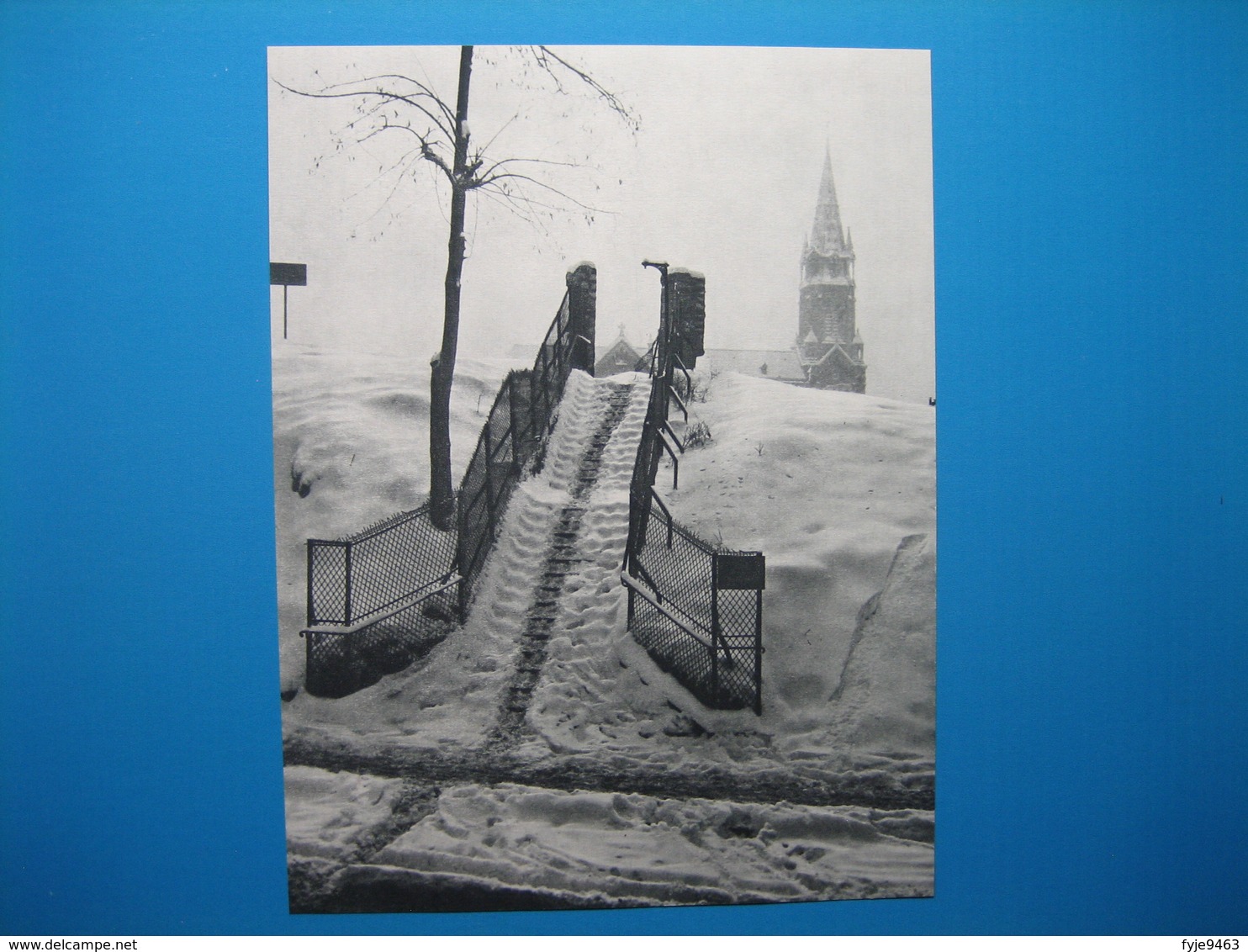 (1951) PARIS - L'Esprit Des Rues : A L'aube, La Petite Rue Fait Sa Toilette -- Notre-Dame De Ménilmontant Sous La Neige - Sin Clasificación