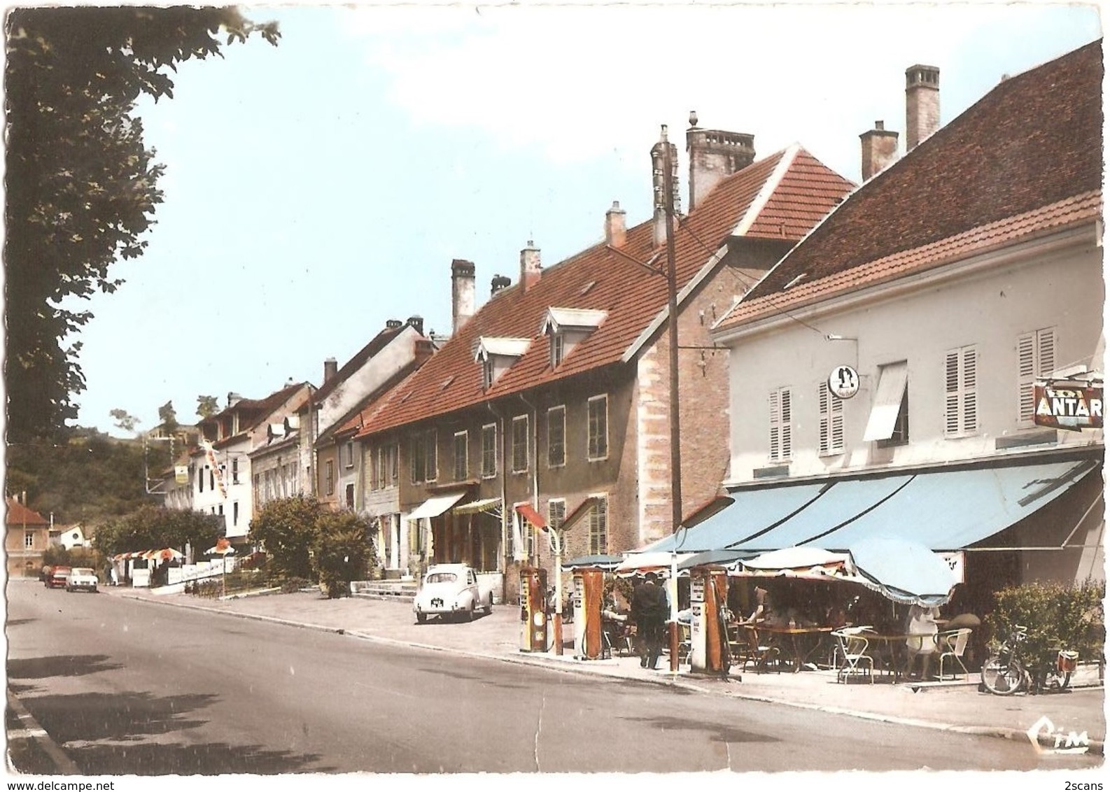 Dépt 25 - L'ISLE-SUR-LE-DOUBS - Rue Maréchal De Lattre-de-Tassigny - (CPSM 10,4 X 15 Cm) - CIM - Automobile PEUGEOT 203 - Isle Sur Le Doubs