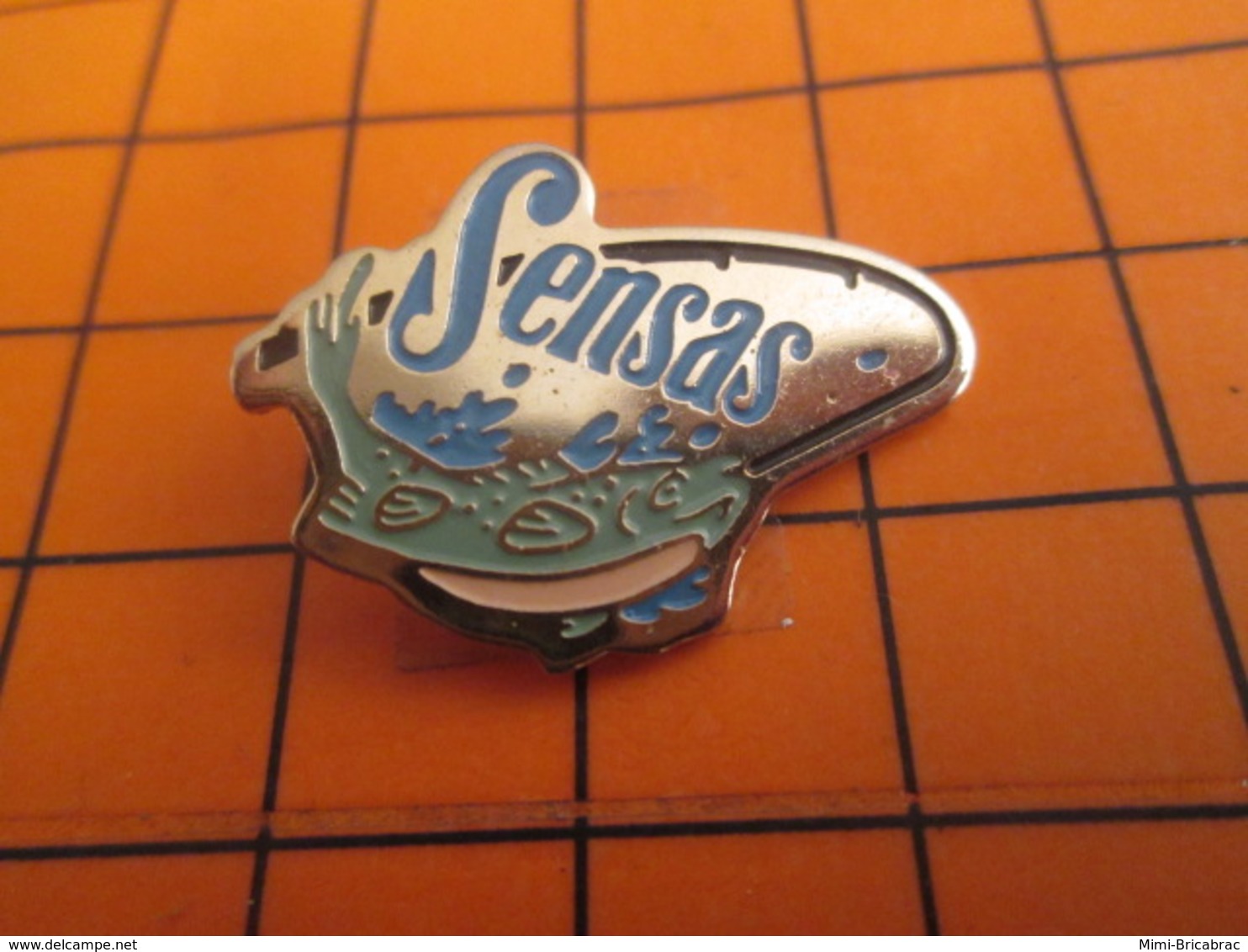 2619 Pin's Pins / Beau Et Rare / THEME ANIMAUX / POISSON PECHE SENSAS HAMECON - Animaux