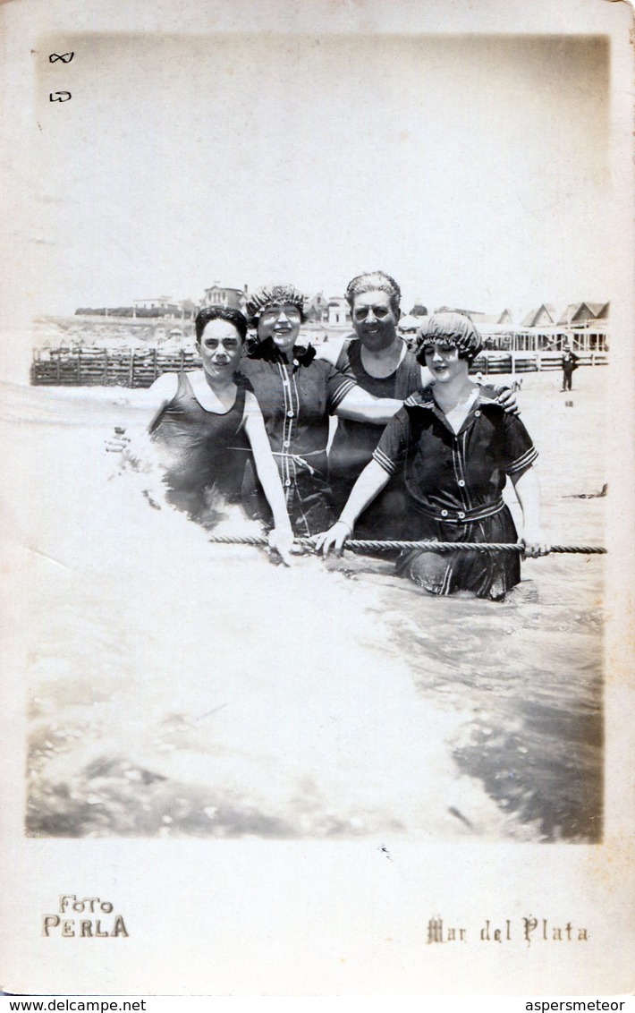 PHOTO ORIGINAL MAR DEL PLATA CIRCA 1940 GROUP OF PEOPLE AT SEA  SIZE 9x14CM - NTVG. - Personas Anónimos