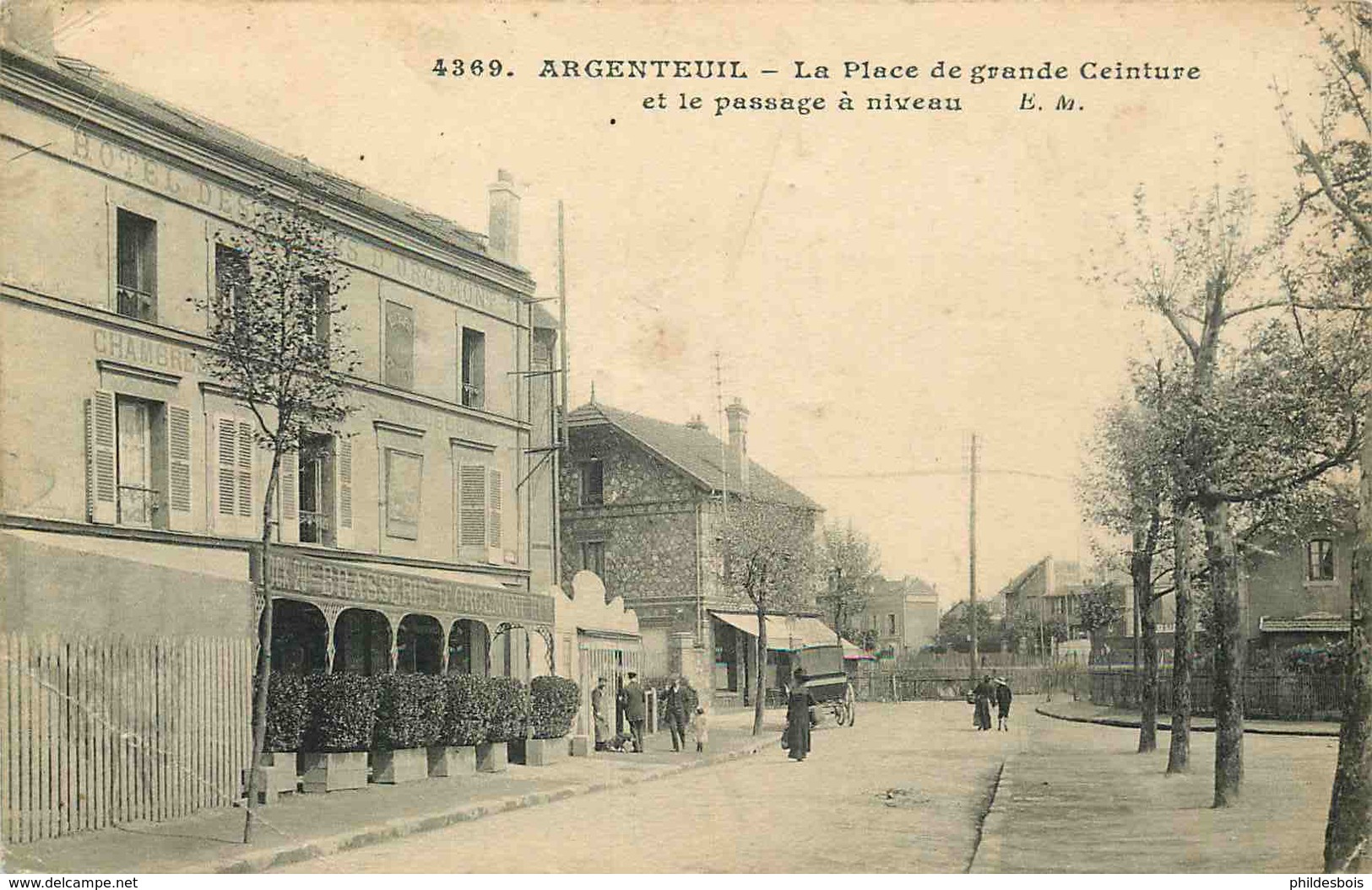 VAL D'OISE  ARGENTEUIL   La Place De Grande Ceinture Et Le Passage A Niveau - Argenteuil