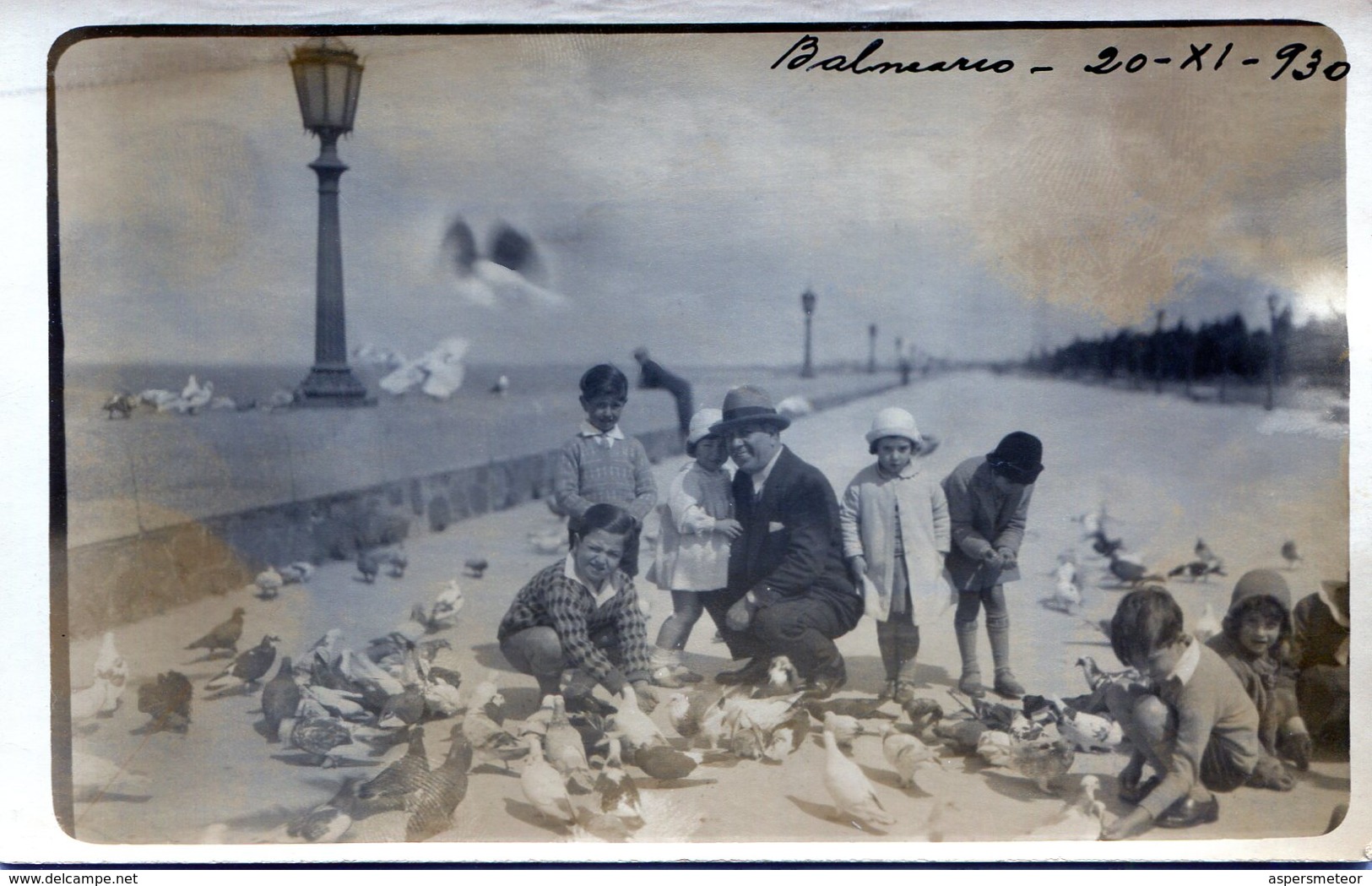 PHOTO ORIGINAL MAR DEL PLATA 1951 GROUP OF PEOPLE WALKING SIZE 9x14CM - NTVG. - Personas Anónimos