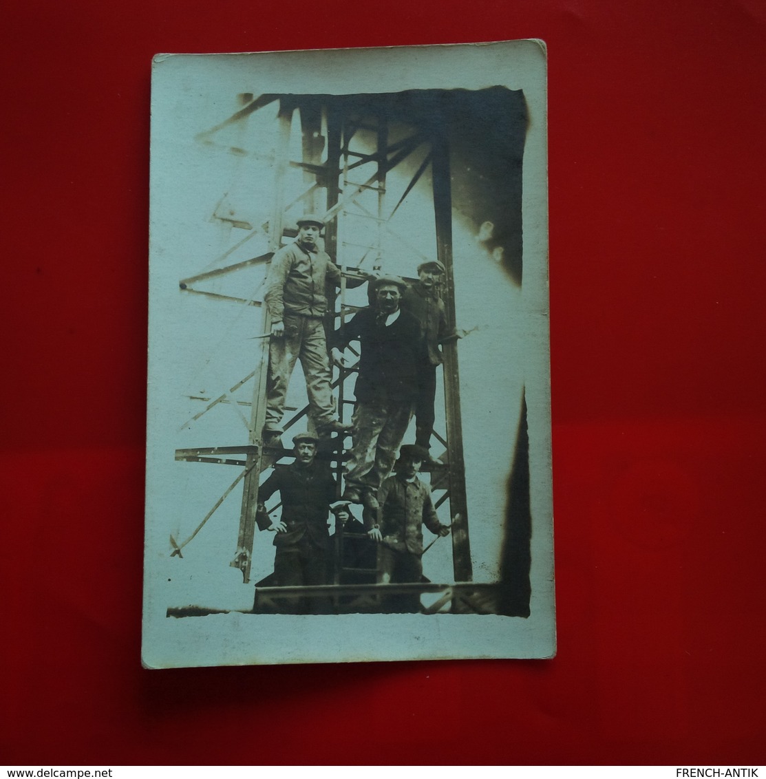 CARTE PHOTO OUVRIER SUR UNE STRUCTURE METALIQUE A IDENTIFIER ? - Industrie