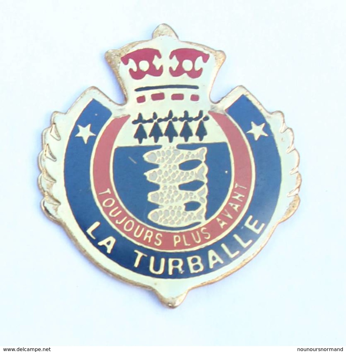 Pin's LA TURBALLE (44) - Le Blason Couronné - Hermines Et Poissons - J035 - Città