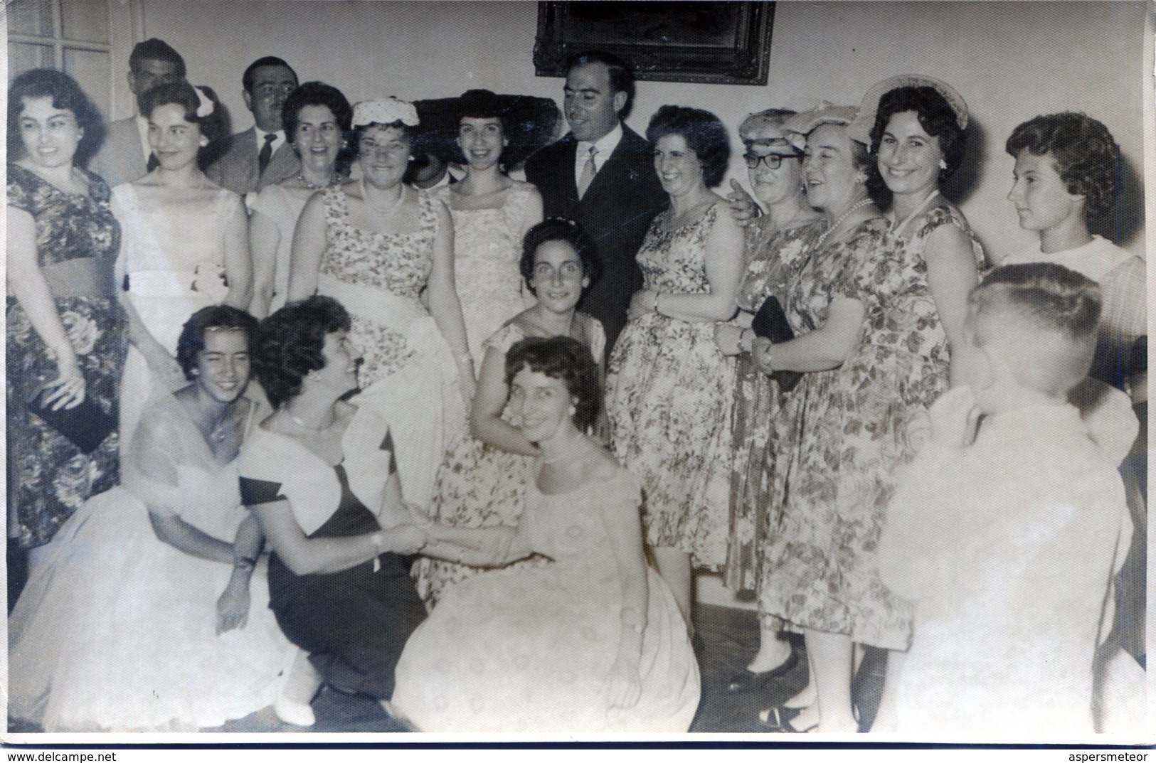 PHOTO ORIGINAL GROUP OF WOMEN AND MEN IN A PARTY CIRCA 1940 SIZE 9x14CM - NTVG. - Personas Anónimos