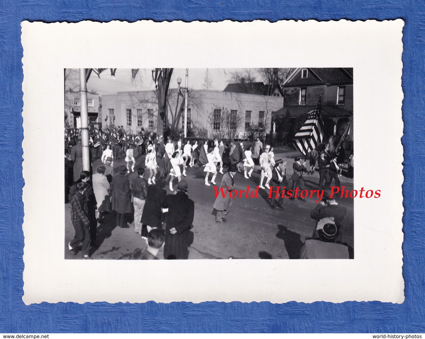 Photo Ancienne Snapshot - USA , Ville à Situer - Défilé De Majorettes - Homme Uniforme Drapeau Américain US Patriotic - Sports