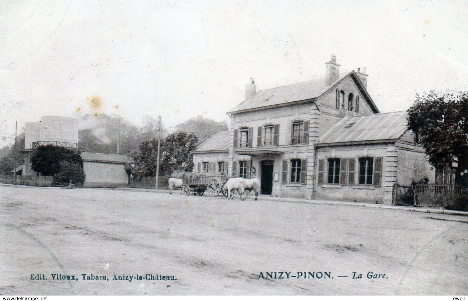 Anizy-Pinon. La Gare. (Boeufs Devant La Gare) - Autres & Non Classés