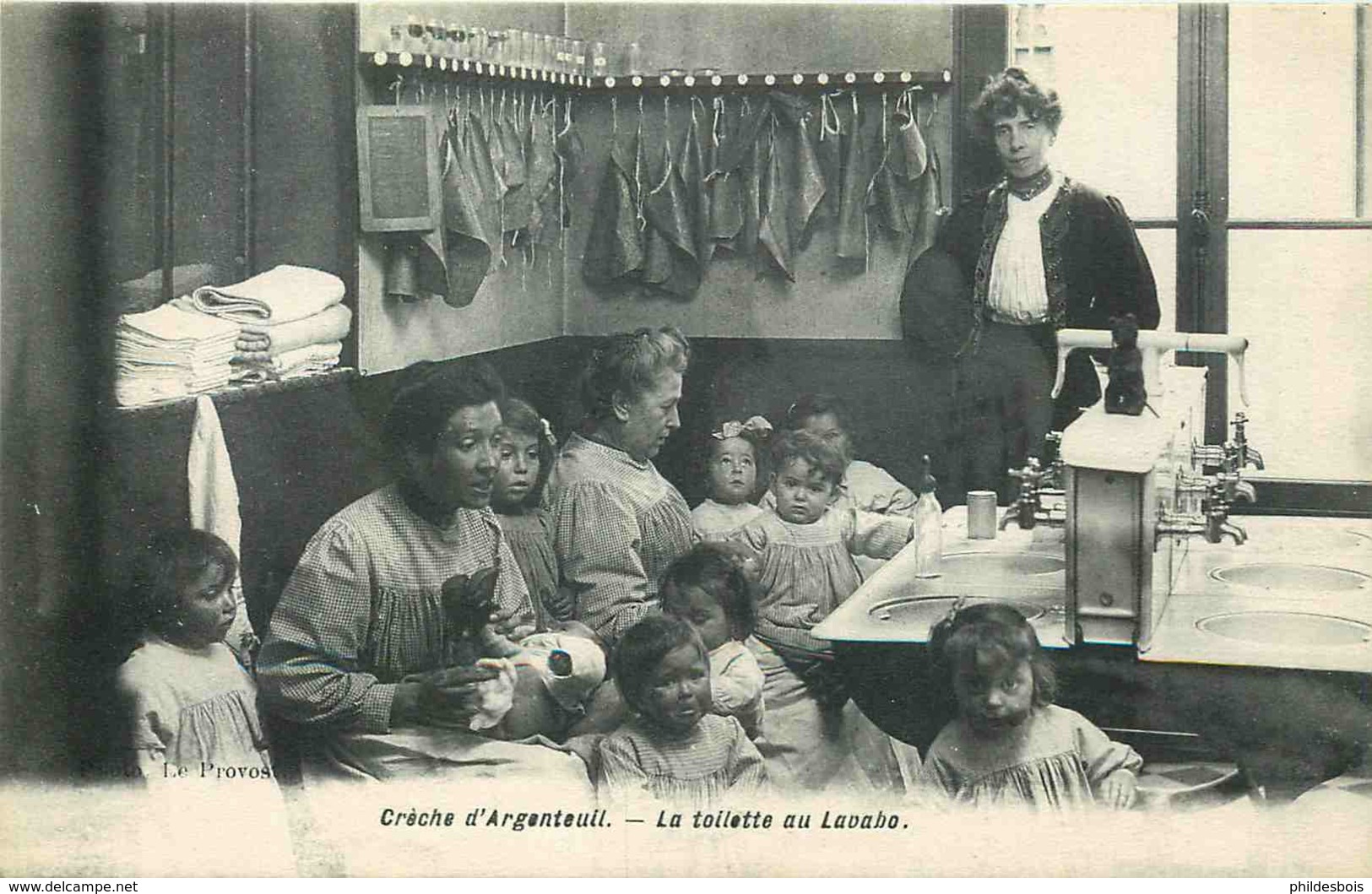 VAL D'OISE  ARGENTEUIL   Crèche D'Argenteuil  LA TOILETTE AU LAVABO - Argenteuil