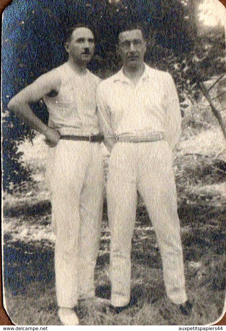 Photo Originale Duo Masculin Tout De Blanc Vêtus En 1932 Sur Sainte-Marguerite (Vosges) - Anonymous Persons