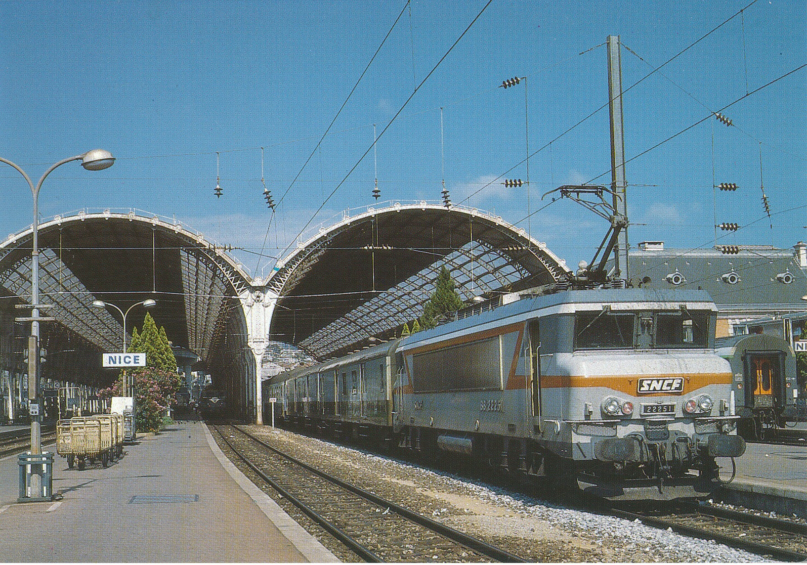 Nice (06) La BB 22251e Tête D'une Rame Corail - Schienenverkehr - Bahnhof