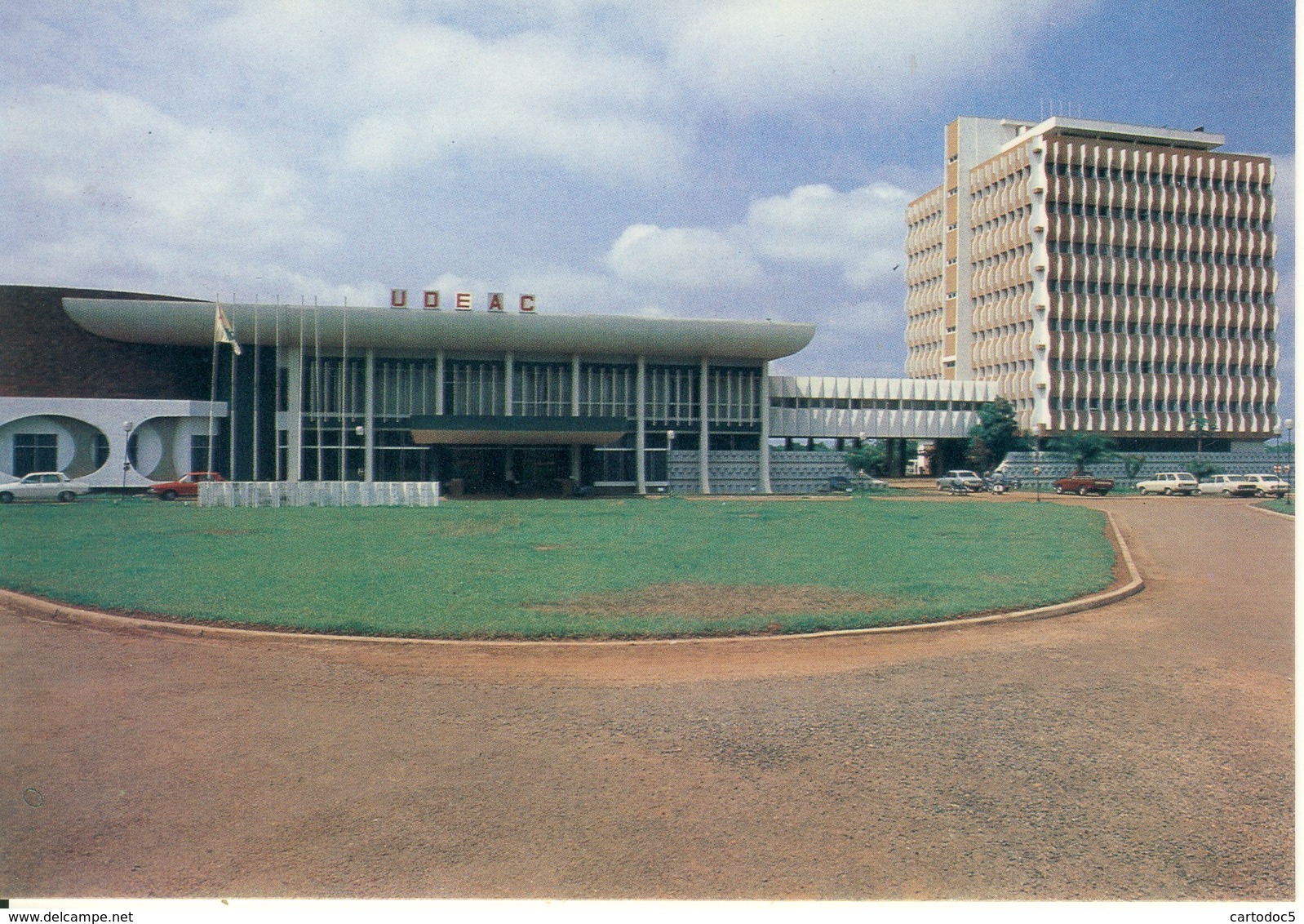 Bangui  Le Palais De L'UDEAC  Cp Format 10-15 - República Centroafricana