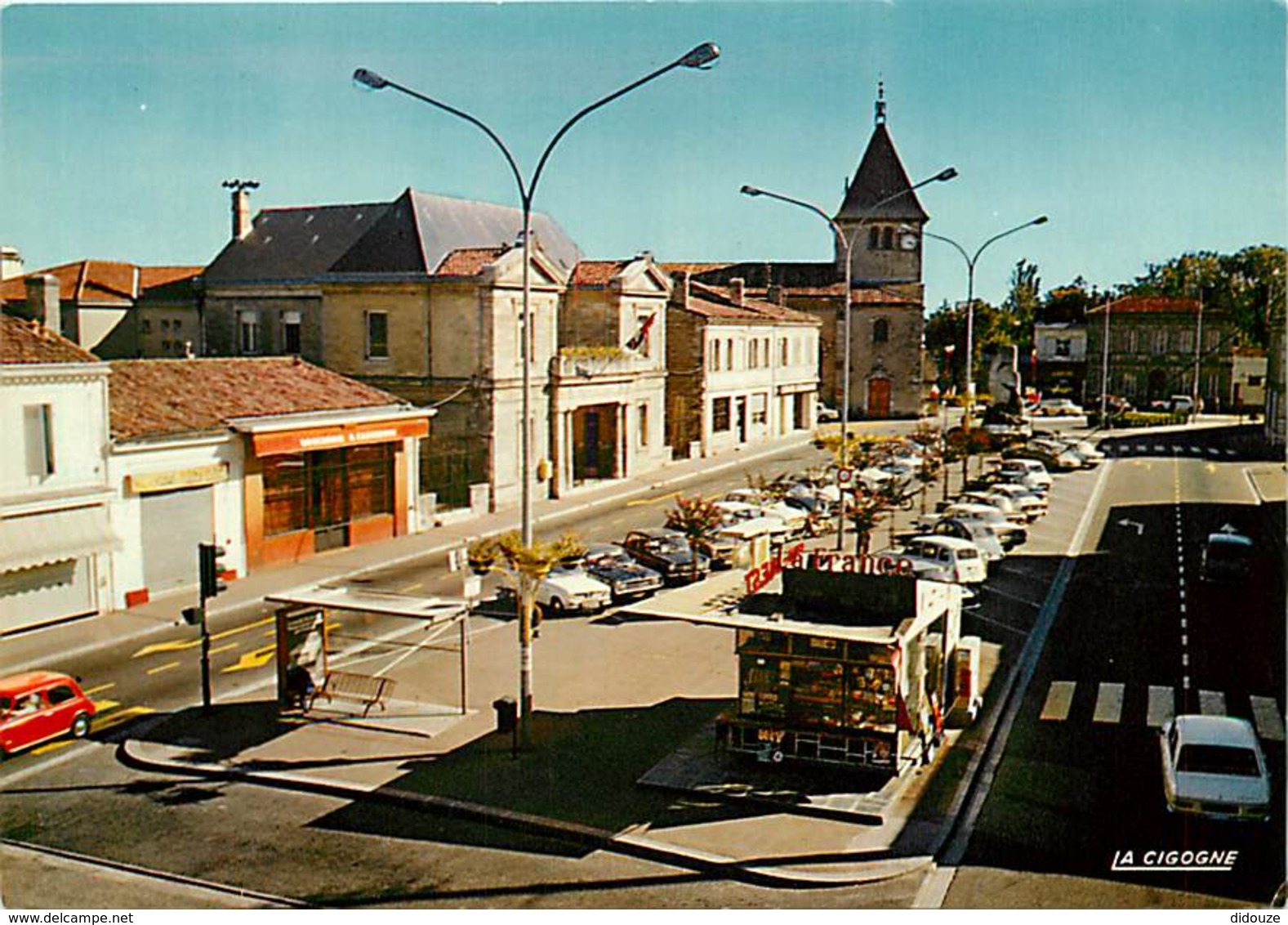 33 - Pessac - La Place, La Mairie Et L'Eglise - Automobiles - Voir Scans Recto-Verso - Pessac