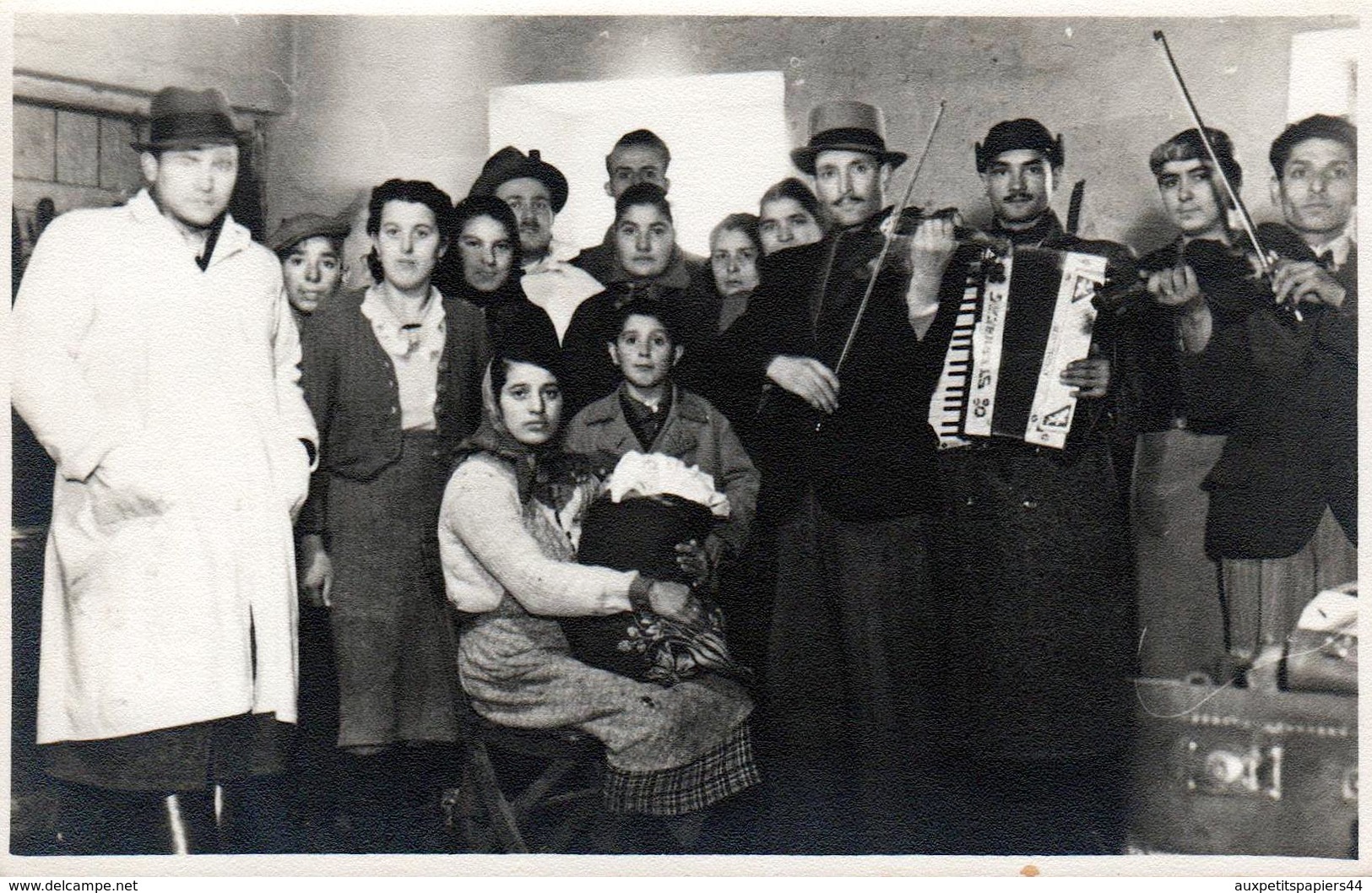 Carte Photo Originale Groupe De Manouches, Tziganes Musiciens Entre Violons & Accordéons Vers 1930/40 - Anonymous Persons