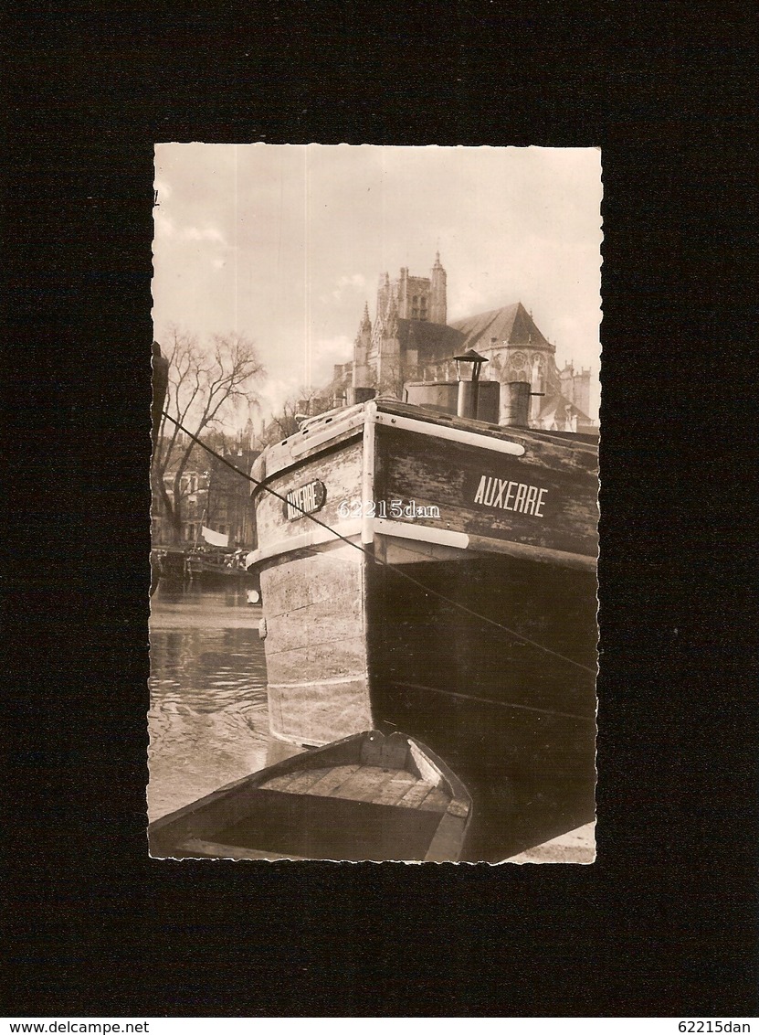 CP . 89 . AUXERRE . LA CATHÉDRALE VUE DU PORT . PÉNICHE AUXERRE - Auxerre