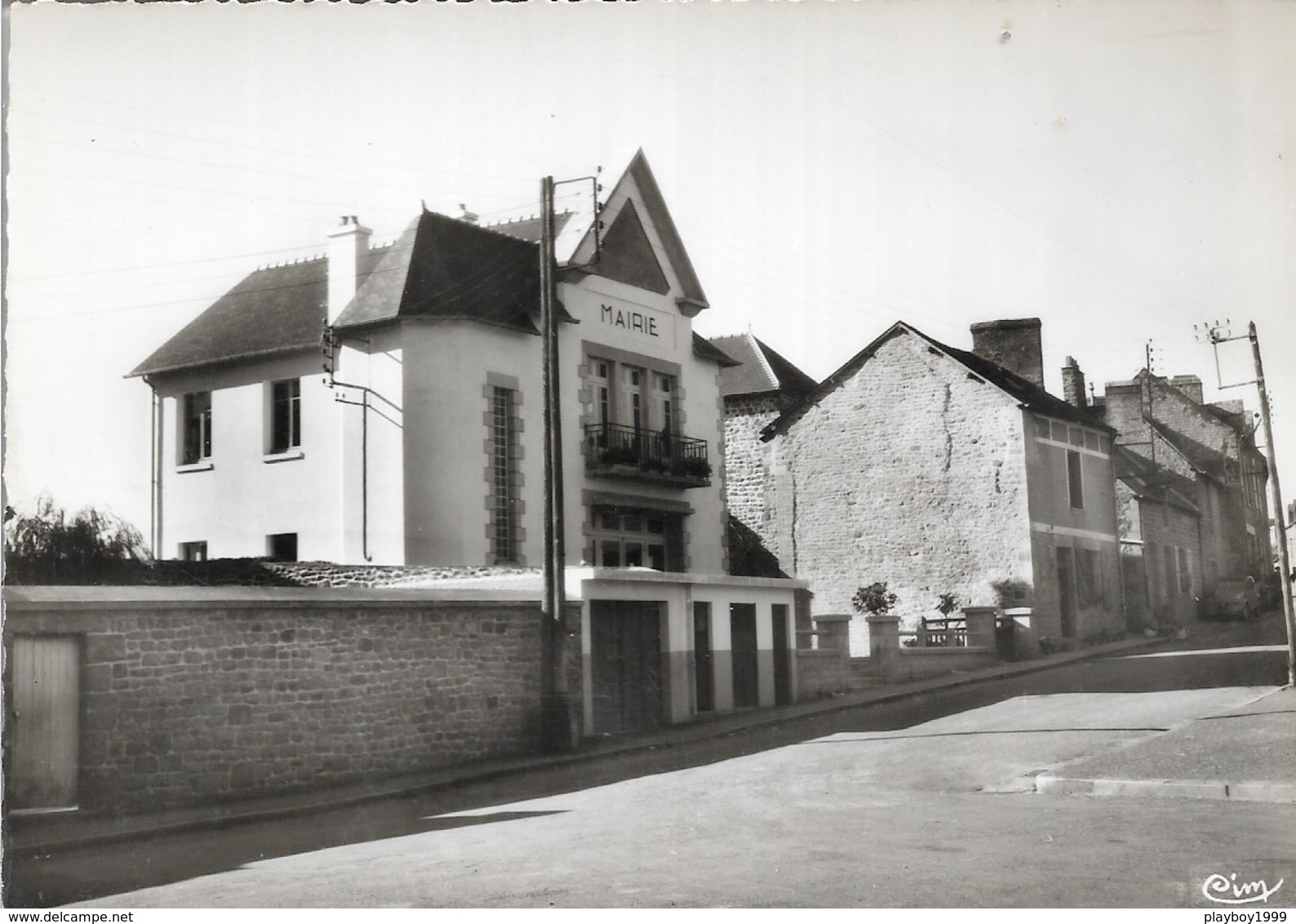 35 - SAINT-SAUVEUR-DES-LANDES - La Mairie Et La Place - Cpa - écrite  - - Andere & Zonder Classificatie