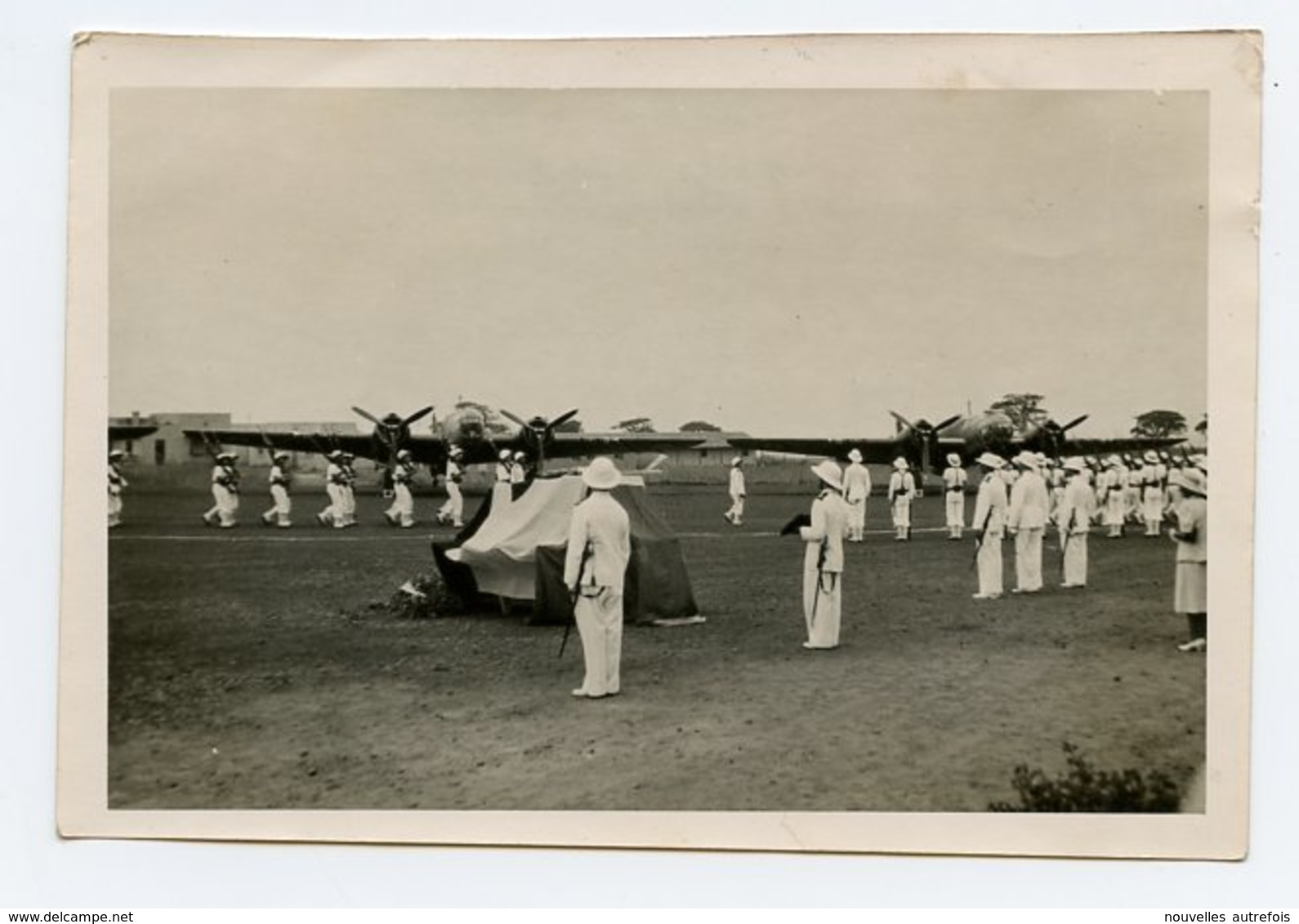 PHOTO OBSEQUES DU CV DAILLIERE LE 24/10/1942 à DAKAR DEFILE DE LA Cie DU LV CHOUILLET HENRI - 2 MARTIN 167 F EN AR PLAN. - Guerre, Militaire