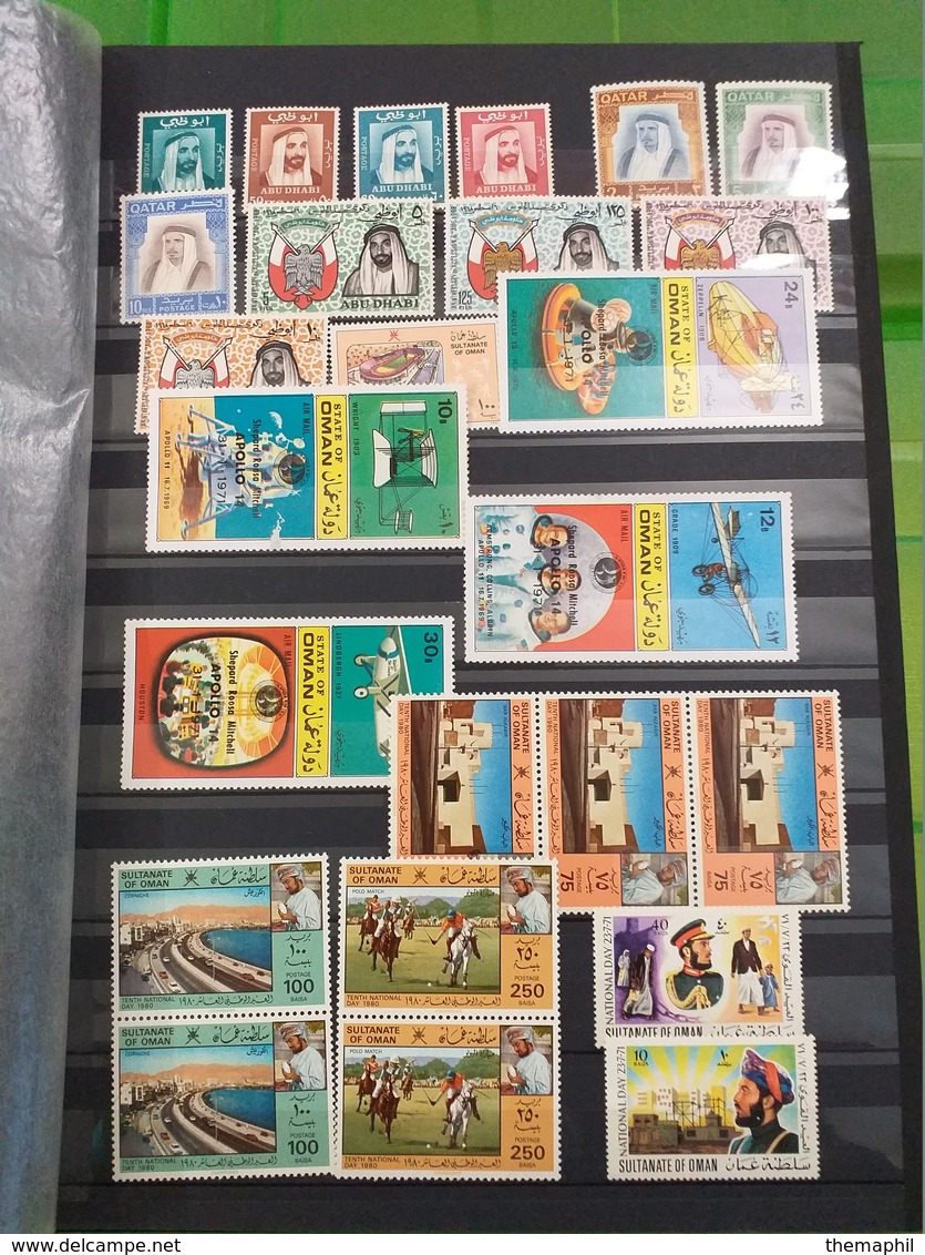 lot n° TH. 48 MONDE  un lot de timbres neufs ** dans 2 classeurs