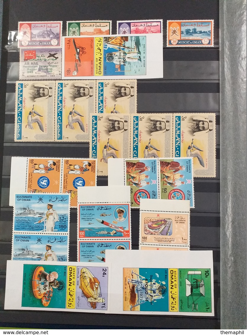 lot n° TH. 48 MONDE  un lot de timbres neufs ** dans 2 classeurs